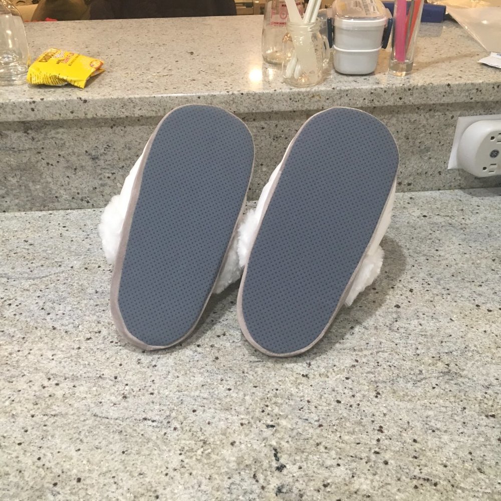 Ultra Plush Unicorn Slippers | Think Geek | One Size - Picture 5 of 5